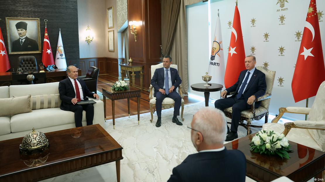 Özgür Özel ile Recep Tayyip Erdoğan'ın görüşmesine katılan Namık Tan, Mustafa Elitaş ise arkadan gözüküyor