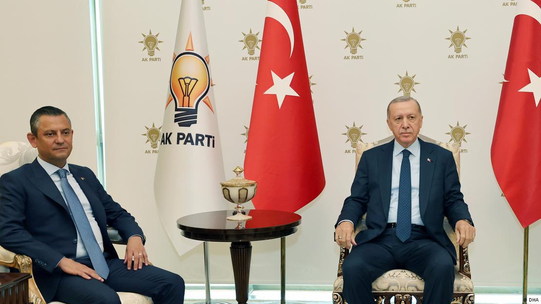 Cumhurbaşkanı Recep Tayyip Erdoğan ile CHP Genel Başkanı Özgür Özel AKP Genel Merkezi’nde görüştü.