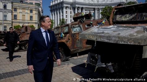 İngiltere Dışişleri Bakanı David Cameron, Kiev ziyareti sırasında, savaşta Ukrayna ordusu tarafından tahrip edilen Rus ordusuna ait askeri araçların bulunduğu meydanı geziyor - (02.05.2024)