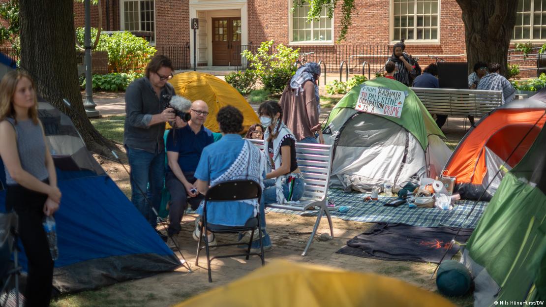 George Washington Üniversitesi içinde Filistin'e destek için kurulan kampta çadırlar ve protestocular